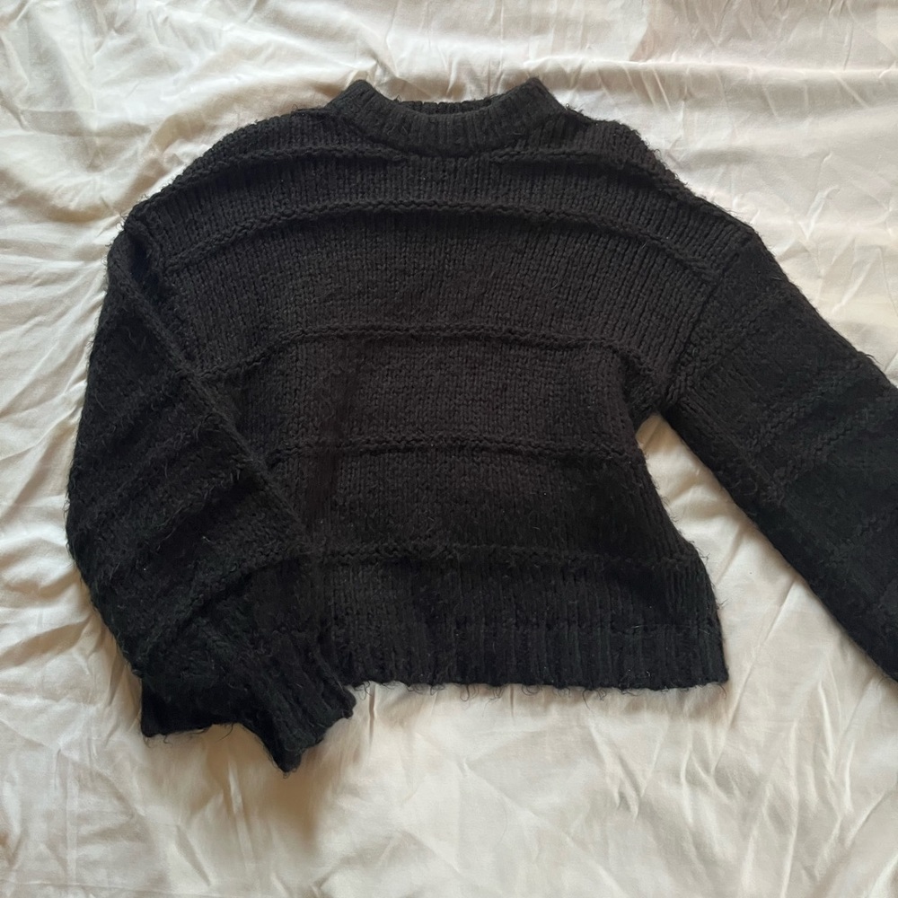 URBAN OUTFITTERS black sweater SIZE XS